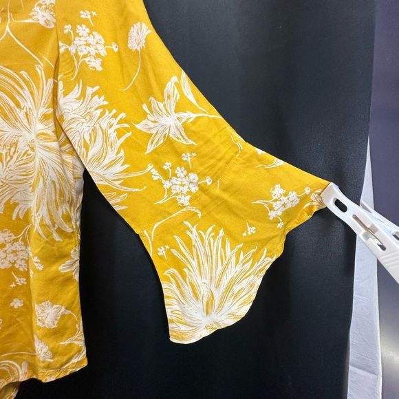 36 OBEY Yellow Flower Blouse lightweight women’s size small vacation summer - Picture 5 of 7